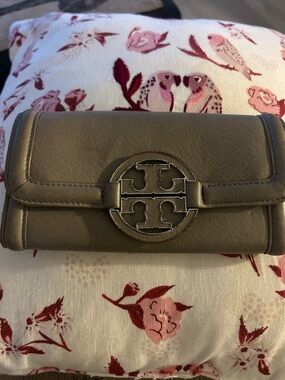 💛 Tory Burch Amanda taupe wallet
